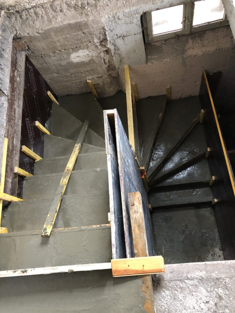 Création d'un escalier demi-tournant en béton coffré