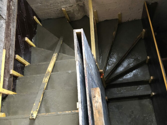 Création d'un escalier demi-tournant en béton coffré